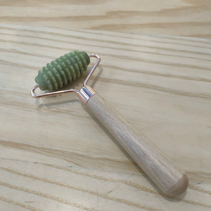 Rodillo Masajeador Spiky de Jade con Mango de Madera