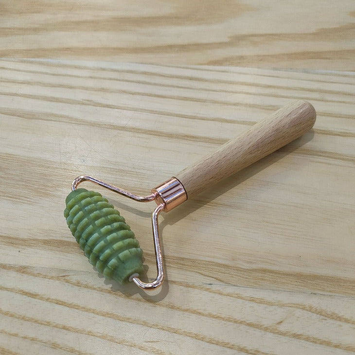 Rodillo Masajeador Spiky de Jade con Mango de Madera