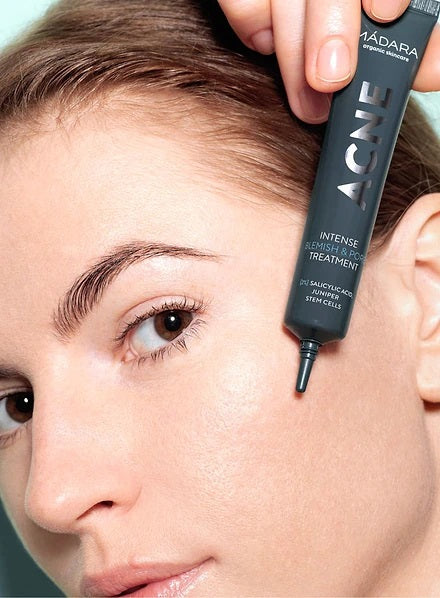 Tratamiento Intenso de Poros y Manchas ACNE Mádara