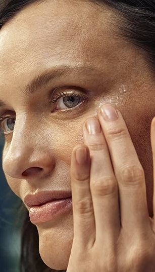 Contorno de Ojos Reafirmante de Granada y Péptidos de Maca Weleda