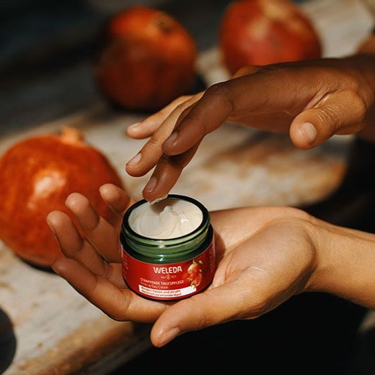 Crema de Día Reafirmante de Granada y Péptidos de Maca Weleda